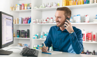 Un collaboratore al telefono Un collaboratore al telefono